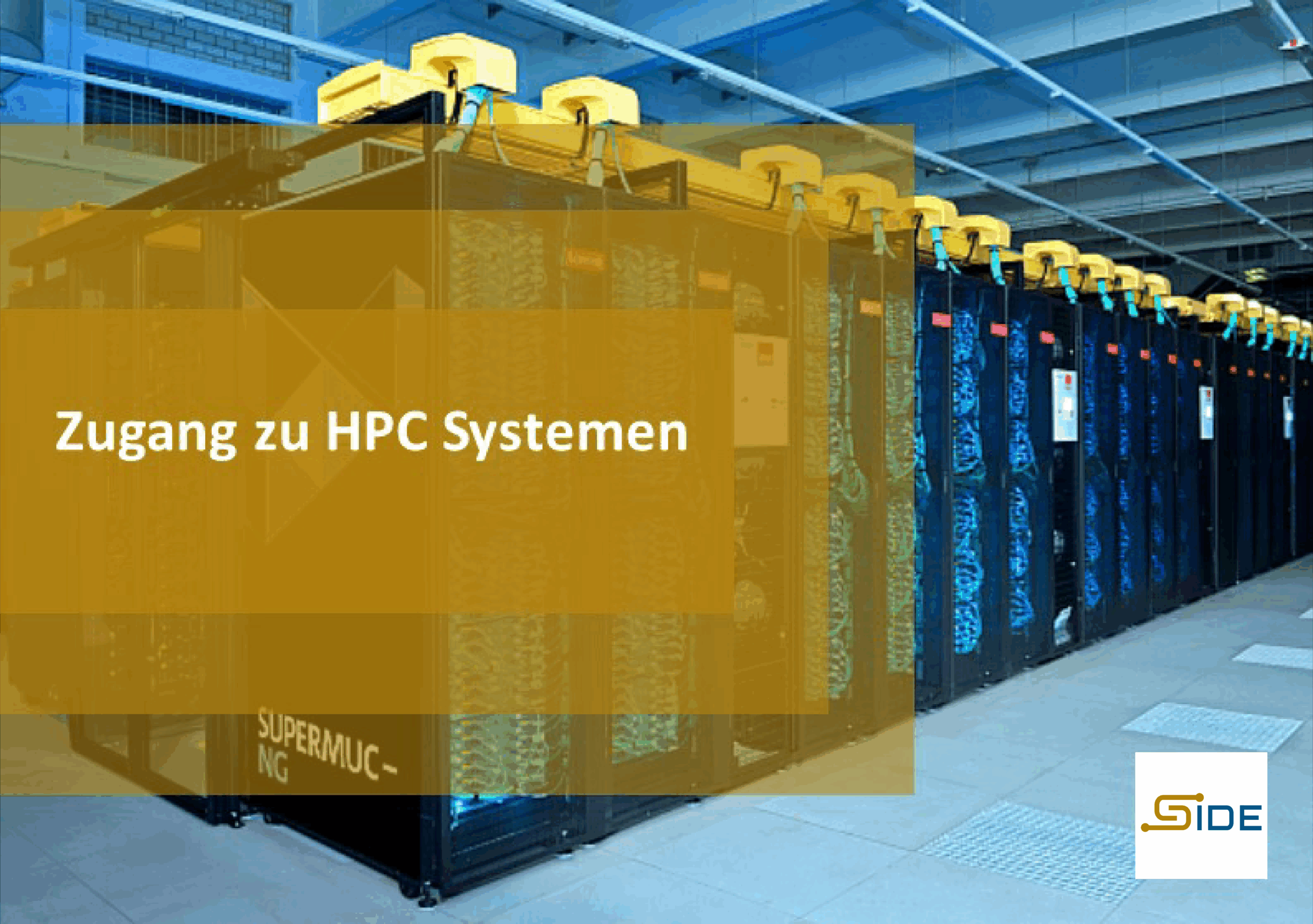 Ein großer Raum eines Rechenzentrums, gefüllt mit Reihen von Hochleistungsrechnern (HPC-Systemen). Die Server-Racks sind in einer langen Reihe ausgerichtet, jedes enthält zahlreiche Komponenten und Kabel und ist unten mit "SUPERMUC-NG" beschriftet. Die Server haben ein elegantes, modernes Design mit schwarzen Gehäusen und sind mit gelben Kabelmanagement-Trays versehen. Eine halbtransparente orangefarbene Überlagerung befindet sich auf der linken Seite des Bildes und zeigt den Text "Zugang zu HPC Systemen" in Weiß. Der Raum hat eine hohe Decke mit sichtbaren blauen Rohren und Kanälen, was zu einer industriellen Ästhetik beiträgt. Der Boden ist mit hellen Fliesen bedeckt, und es sind Lüftungsgitter sichtbar. In der unteren rechten Ecke befindet sich ein Logo mit dem Text "EURO GCS" und einem stilisierten "C"-Design darüber. Die Gesamtatmosphäre des Bildes vermittelt ein Gefühl von fortschrittlicher Technologie und Hochleistungskapazität.