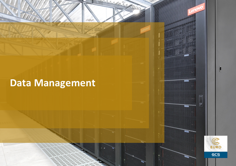 Ein Innenraum eines Rechenzentrums mit einer langen Reihe schwarzer Server-Racks, die jeweils eine Frontplatte aus Mesh und das Lenovo-Logo in Rot oben rechts haben. Die Decke besteht aus einem Gitter aus Metallträgern und durchscheinenden Paneelen, die natürliches Licht in den Raum lassen. Über dem Bild liegt ein großes, halbtransparentes goldenes Rechteck mit dem Wort "Datenmanagement" in fetter weißer Schrift, zentriert darin. Unten rechts ist ein Logo für "EURO GCS" zu sehen, das aus einem stilisierten Buchstaben "C" und einem blauen Streifen darunter besteht. Unten links im Bild steht ein Copyright-Hinweis: "Copyright: Forschungszentrum Jülich," gefolgt von einer URL: "https://www.fz-juelich.de/en/ias/jsc/systems/storage-systems/just".